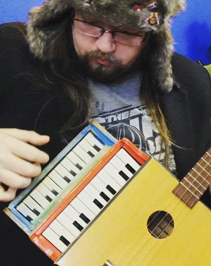 PocketsUke playing the Kazookeylele
